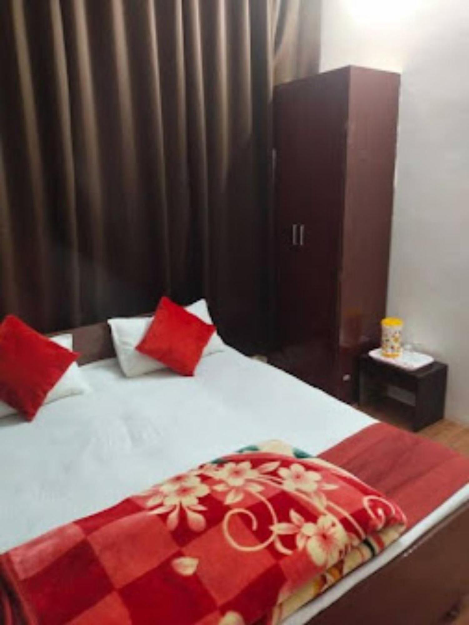 Goroomgo Varanasi Paradise Varanasi - Parking & Restaurant Available - Perfect Location And Comfortable Room المظهر الخارجي الصورة