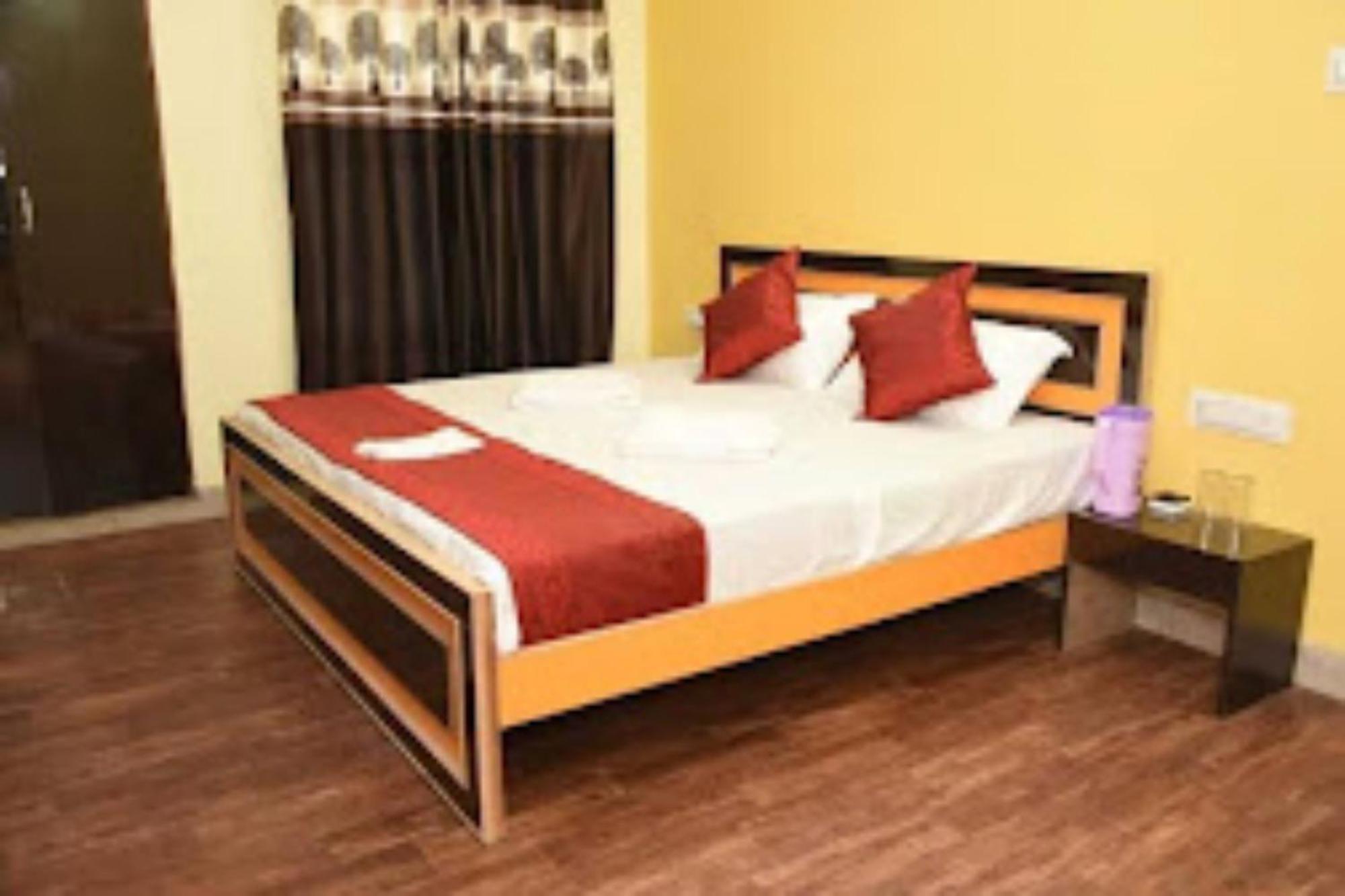Goroomgo Varanasi Paradise Varanasi - Parking & Restaurant Available - Perfect Location And Comfortable Room المظهر الخارجي الصورة