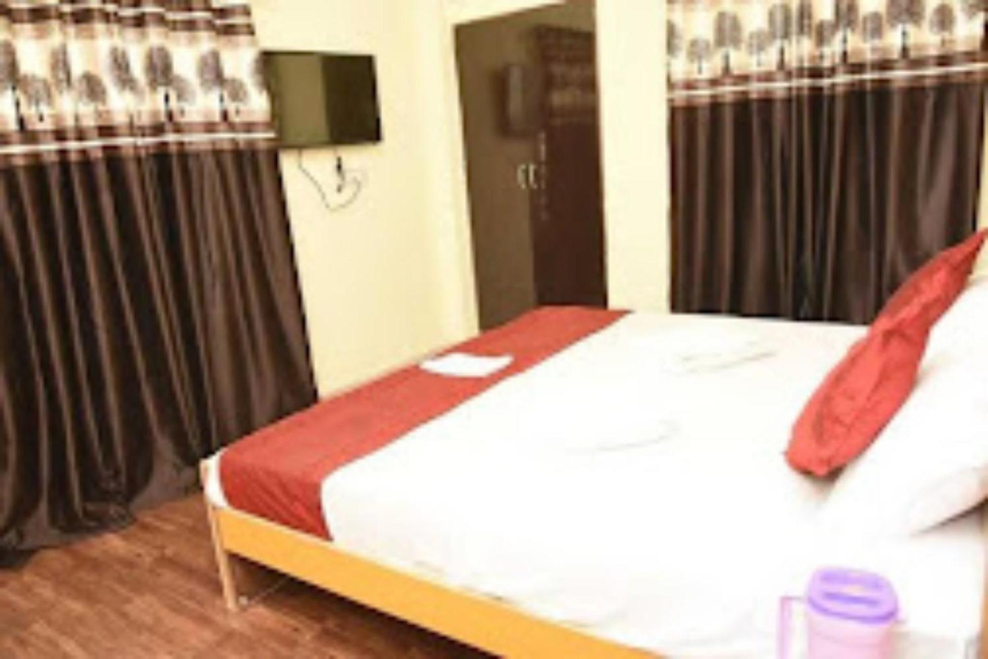 Goroomgo Varanasi Paradise Varanasi - Parking & Restaurant Available - Perfect Location And Comfortable Room المظهر الخارجي الصورة