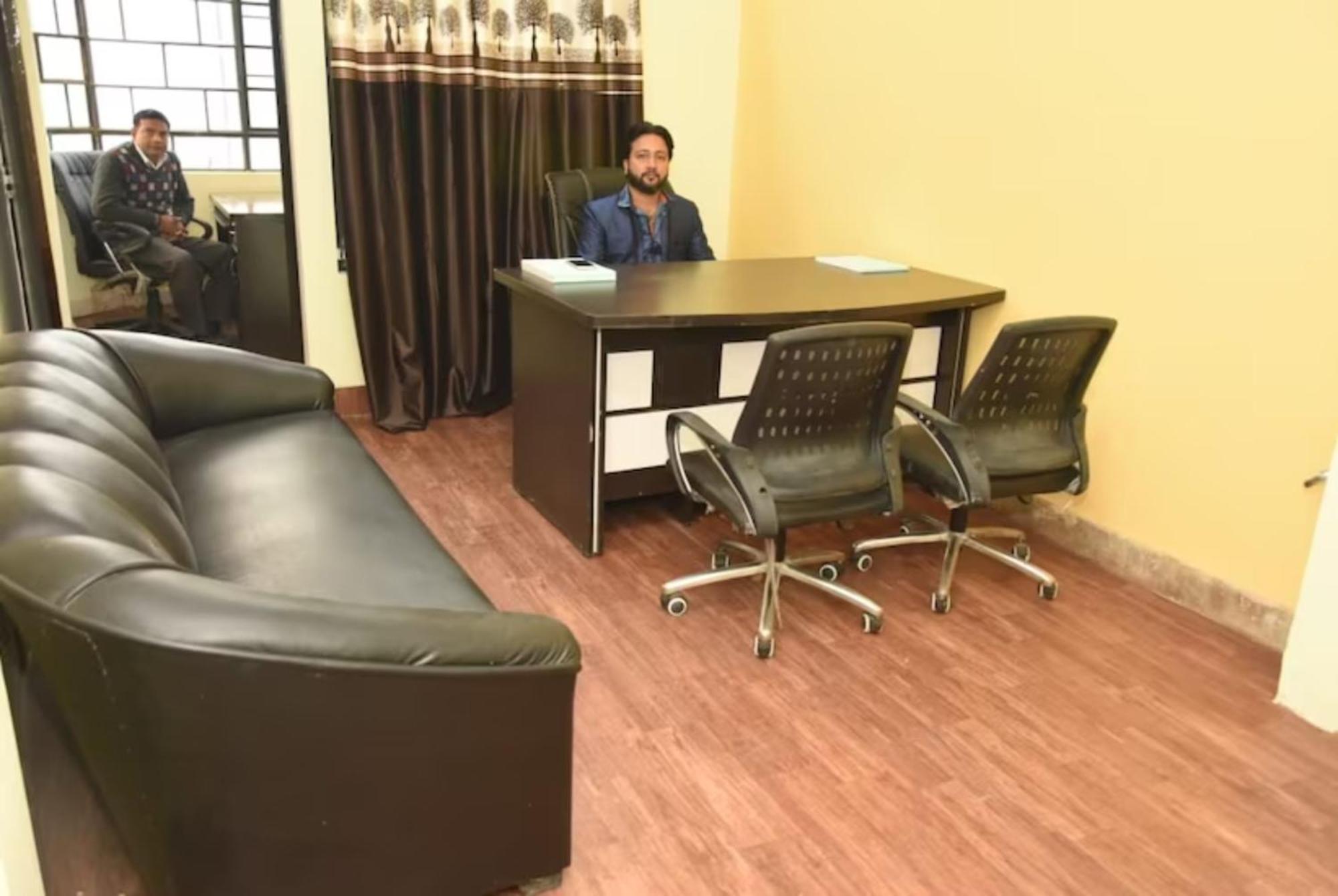 Goroomgo Varanasi Paradise Varanasi - Parking & Restaurant Available - Perfect Location And Comfortable Room المظهر الخارجي الصورة