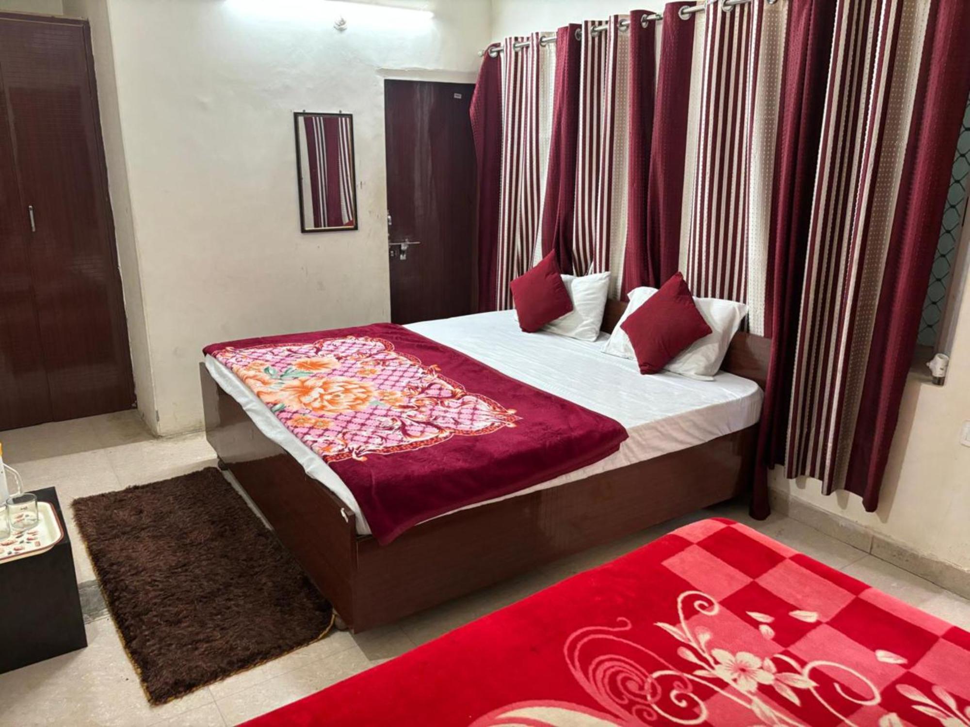 Goroomgo Varanasi Paradise Varanasi - Parking & Restaurant Available - Perfect Location And Comfortable Room المظهر الخارجي الصورة