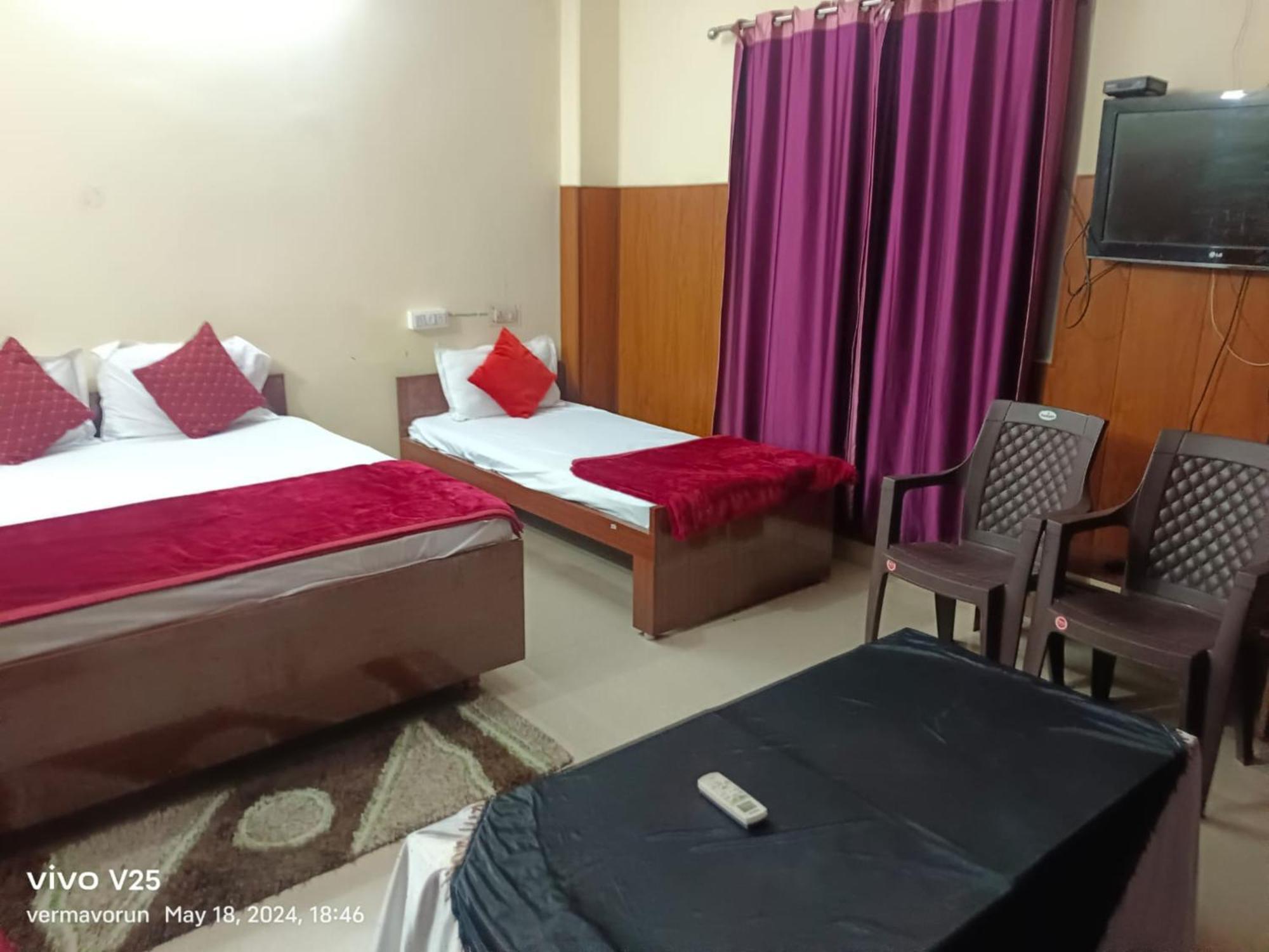 Goroomgo Varanasi Paradise Varanasi - Parking & Restaurant Available - Perfect Location And Comfortable Room المظهر الخارجي الصورة
