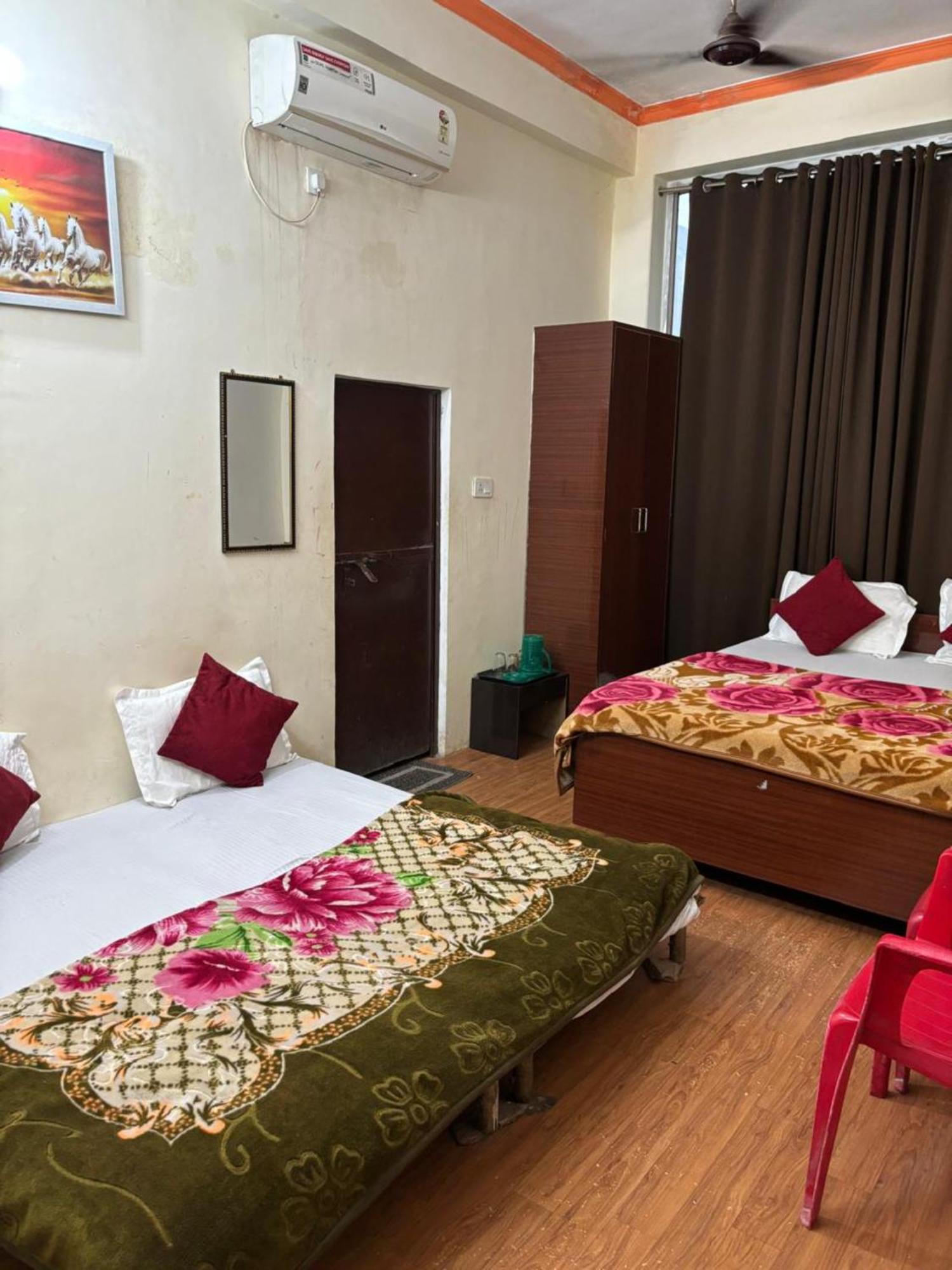 Goroomgo Varanasi Paradise Varanasi - Parking & Restaurant Available - Perfect Location And Comfortable Room المظهر الخارجي الصورة