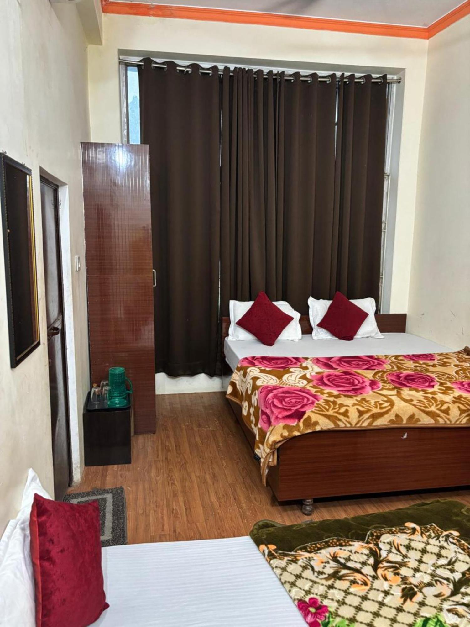 Goroomgo Varanasi Paradise Varanasi - Parking & Restaurant Available - Perfect Location And Comfortable Room المظهر الخارجي الصورة