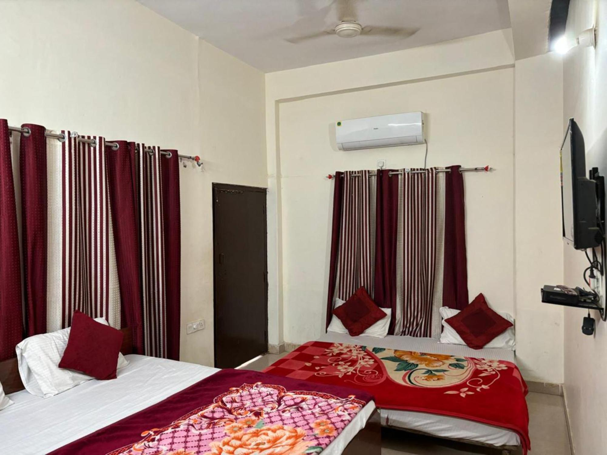 Goroomgo Varanasi Paradise Varanasi - Parking & Restaurant Available - Perfect Location And Comfortable Room المظهر الخارجي الصورة