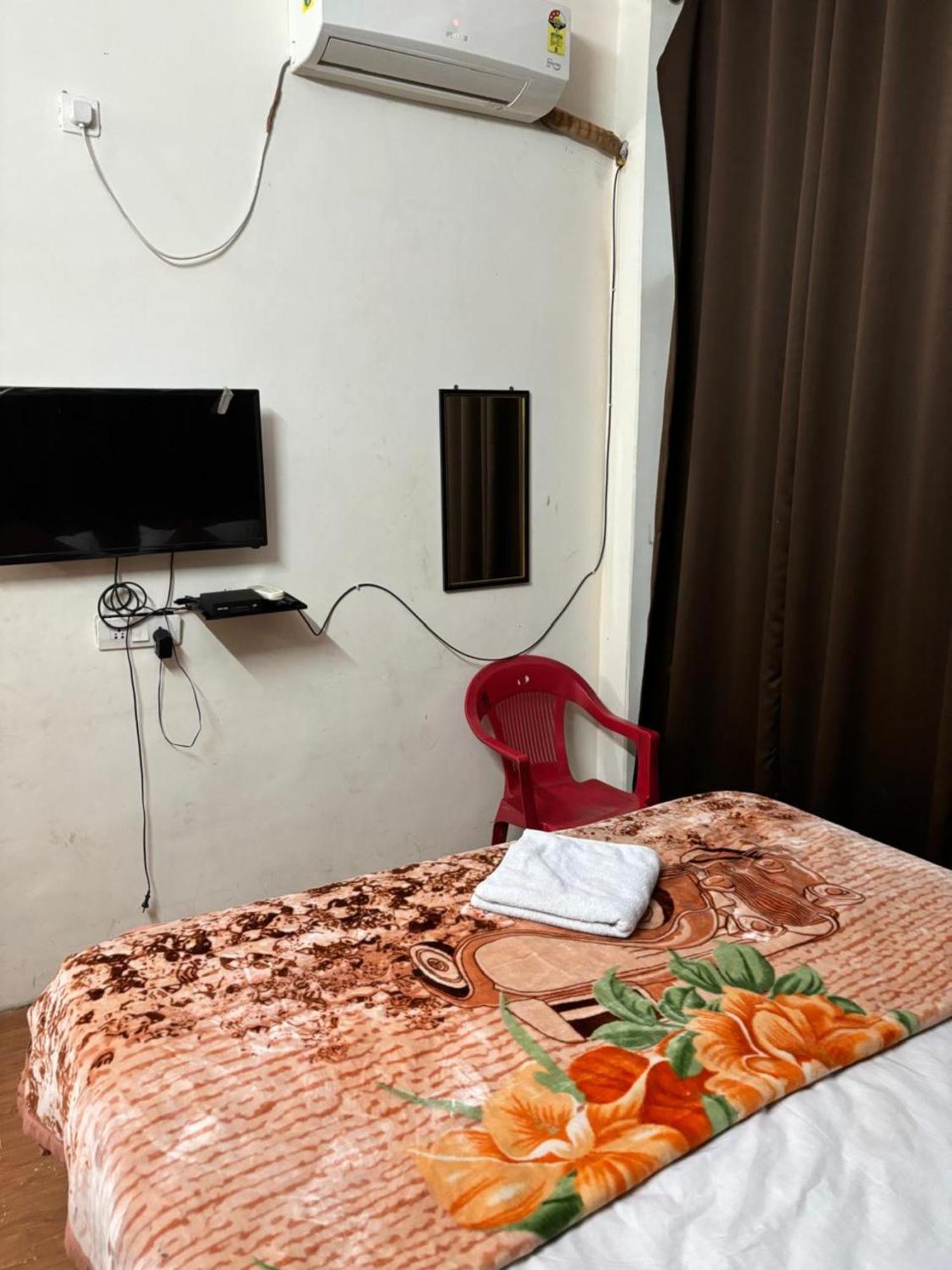 Goroomgo Varanasi Paradise Varanasi - Parking & Restaurant Available - Perfect Location And Comfortable Room المظهر الخارجي الصورة
