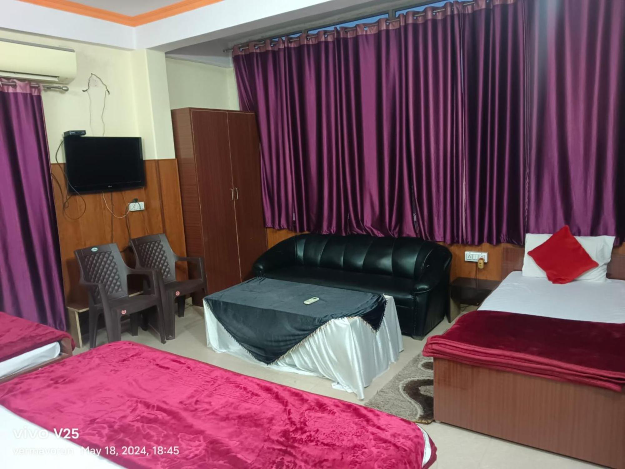 Goroomgo Varanasi Paradise Varanasi - Parking & Restaurant Available - Perfect Location And Comfortable Room المظهر الخارجي الصورة