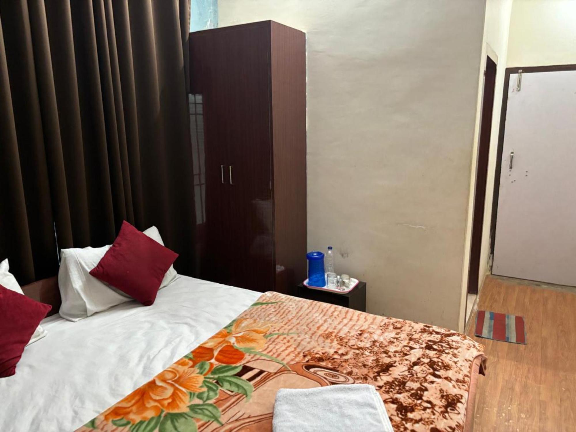 Goroomgo Varanasi Paradise Varanasi - Parking & Restaurant Available - Perfect Location And Comfortable Room المظهر الخارجي الصورة