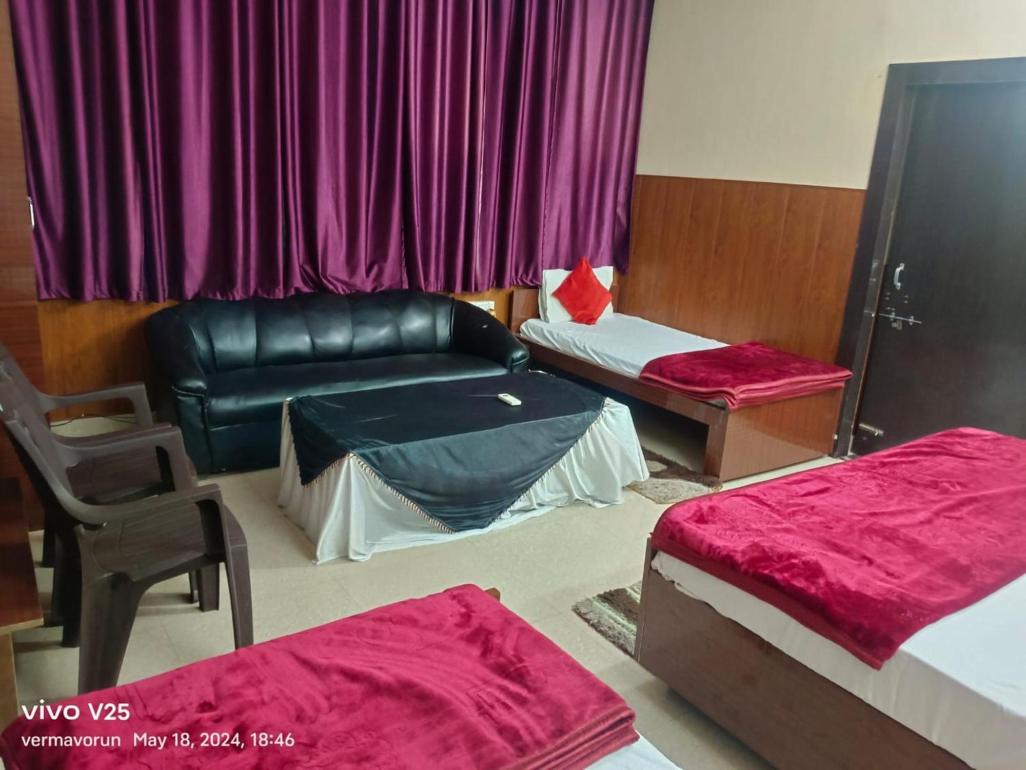 Goroomgo Varanasi Paradise Varanasi - Parking & Restaurant Available - Perfect Location And Comfortable Room المظهر الخارجي الصورة