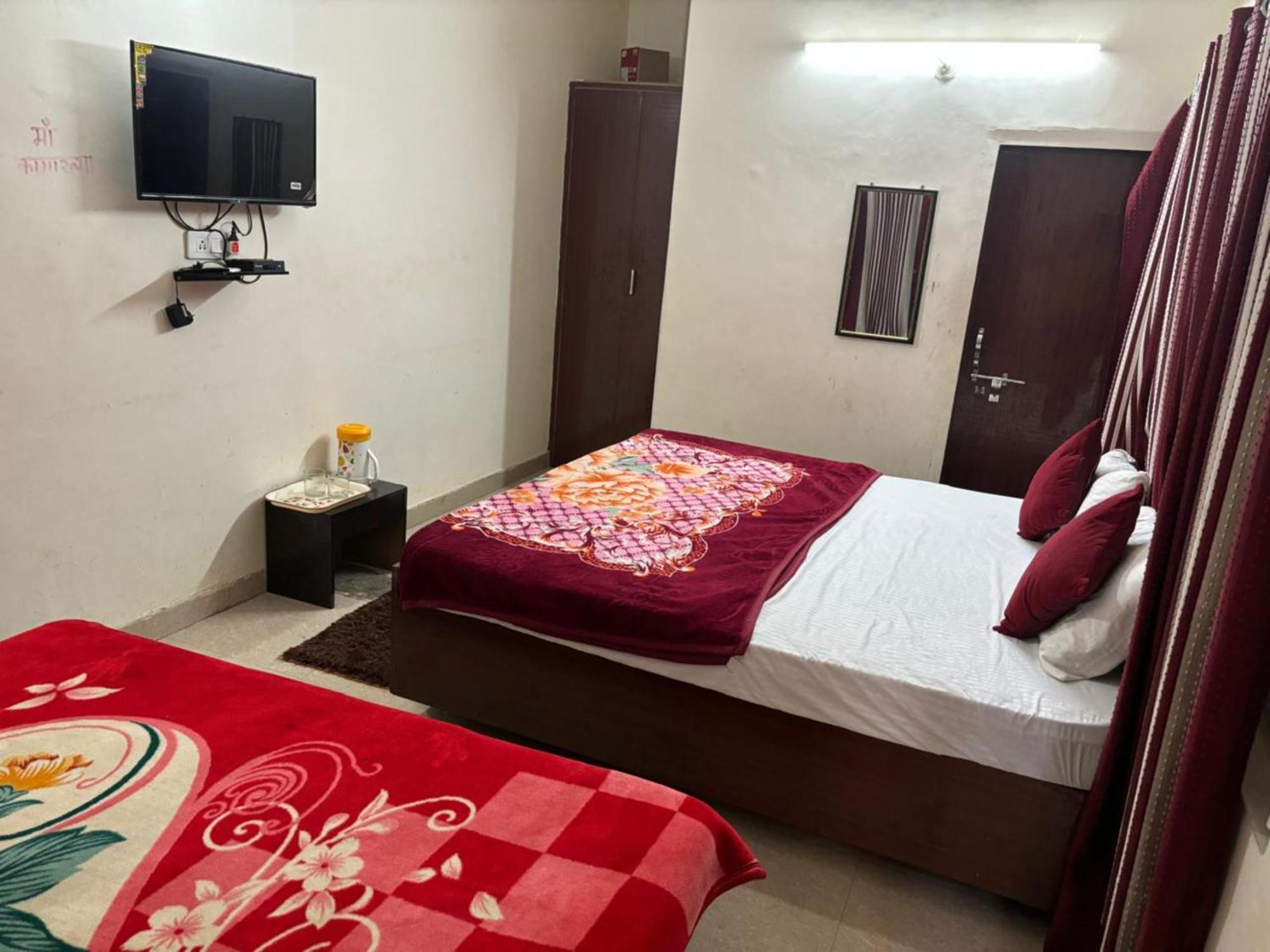 Goroomgo Varanasi Paradise Varanasi - Parking & Restaurant Available - Perfect Location And Comfortable Room المظهر الخارجي الصورة